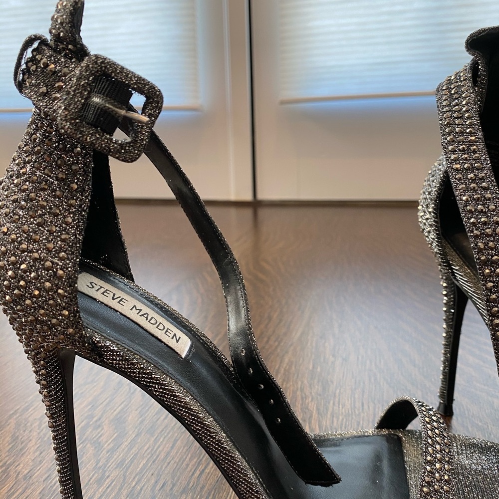 Gunmetal colored, sparkly Steven Madden heels!